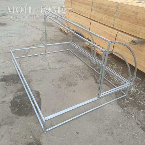 Парник Хлебница 2 метра | Мой-Дом27 | Подход предусмотрен с двух сторон, открыт доступ даже в дальний уголок с хорошим проветриванием.<br>
 Неожиданное закрытие предотвращается подпоркой входящей в комплект.<br>
 <b>Створки открываются с обеих сторон.<br>
 </b><b>Металл</b>&nbsp;- оцинкованная труба 20*20 мм.<br>
 <b>Ширина&nbsp;</b>- 1,4 метра<br>
 <b>Высота&nbsp;</b>- 0,9 метра